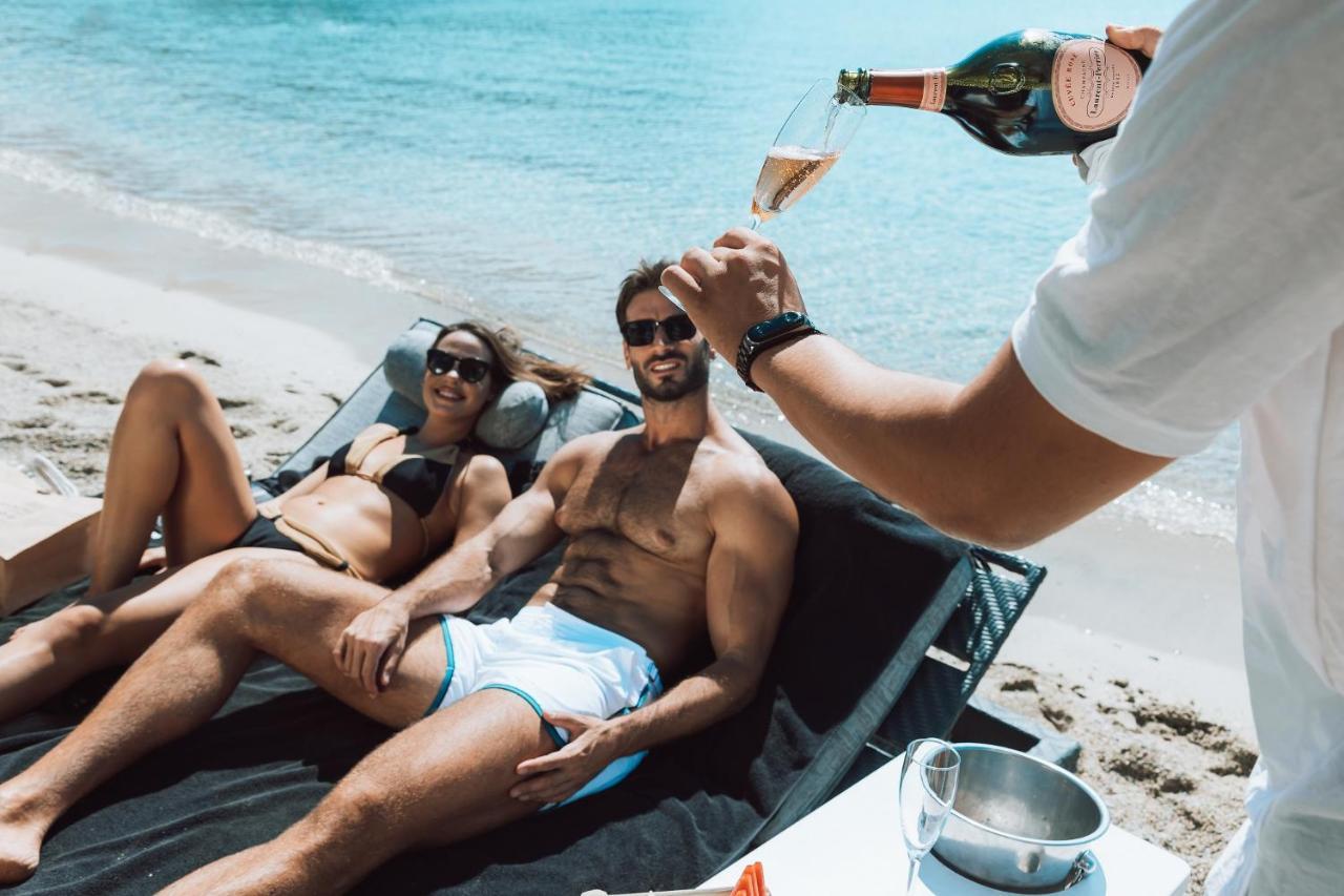 فندق ميكونوس آموس - فنادق صمول لكجوري أوف ذا وورلد أورنوس المظهر الخارجي الصورة A beach butler serving champagne