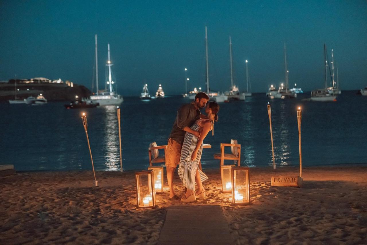 فندق ميكونوس آموس - فنادق صمول لكجوري أوف ذا وورلد أورنوس المظهر الخارجي الصورة A couple on the beach at night