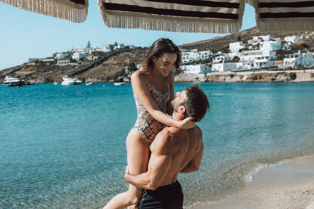 فندق ميكونوس آموس - فنادق صمول لكجوري أوف ذا وورلد أورنوس المظهر الخارجي الصورة A couple on a beach in Mykonos, Greece