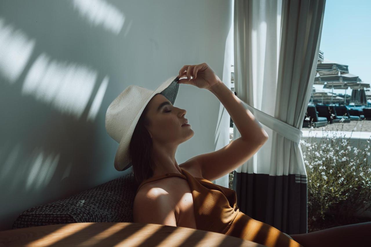 فندق ميكونوس آموس - فنادق صمول لكجوري أوف ذا وورلد أورنوس المظهر الخارجي الصورة A woman sunbathing