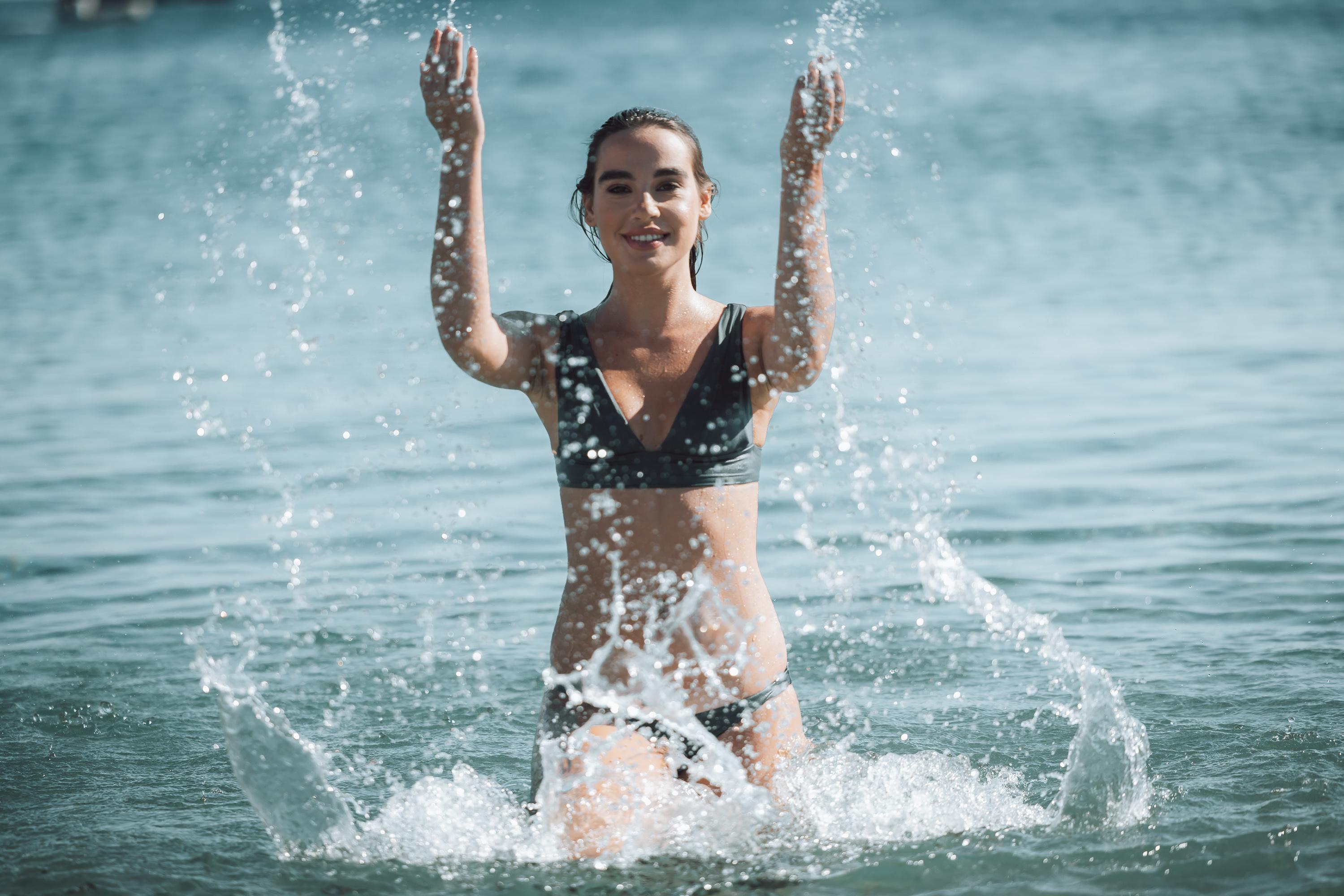 فندق ميكونوس آموس - فنادق صمول لكجوري أوف ذا وورلد أورنوس المظهر الخارجي الصورة A woman in a bikini