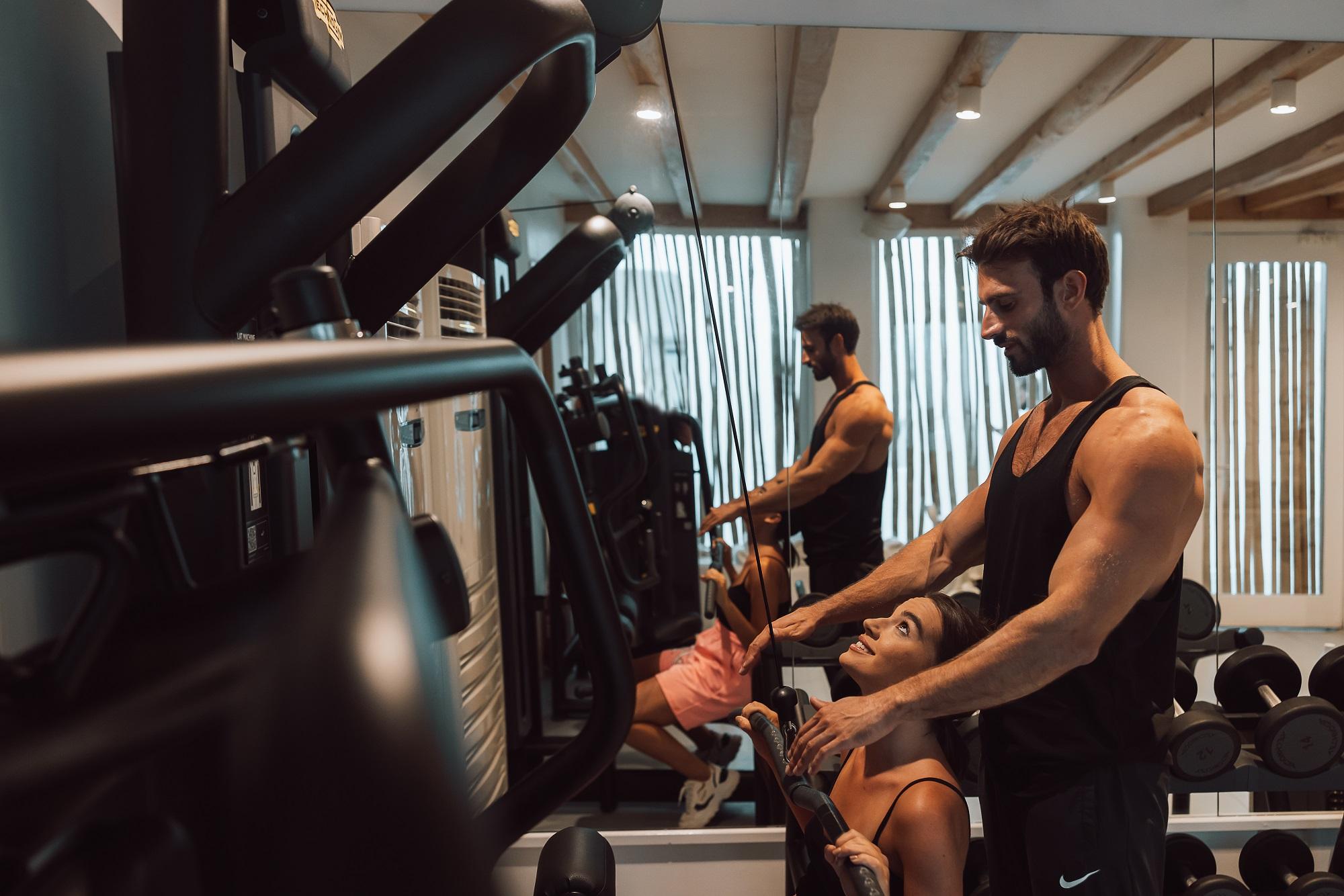 فندق ميكونوس آموس - فنادق صمول لكجوري أوف ذا وورلد أورنوس المظهر الخارجي الصورة Personal trainer assisting a client