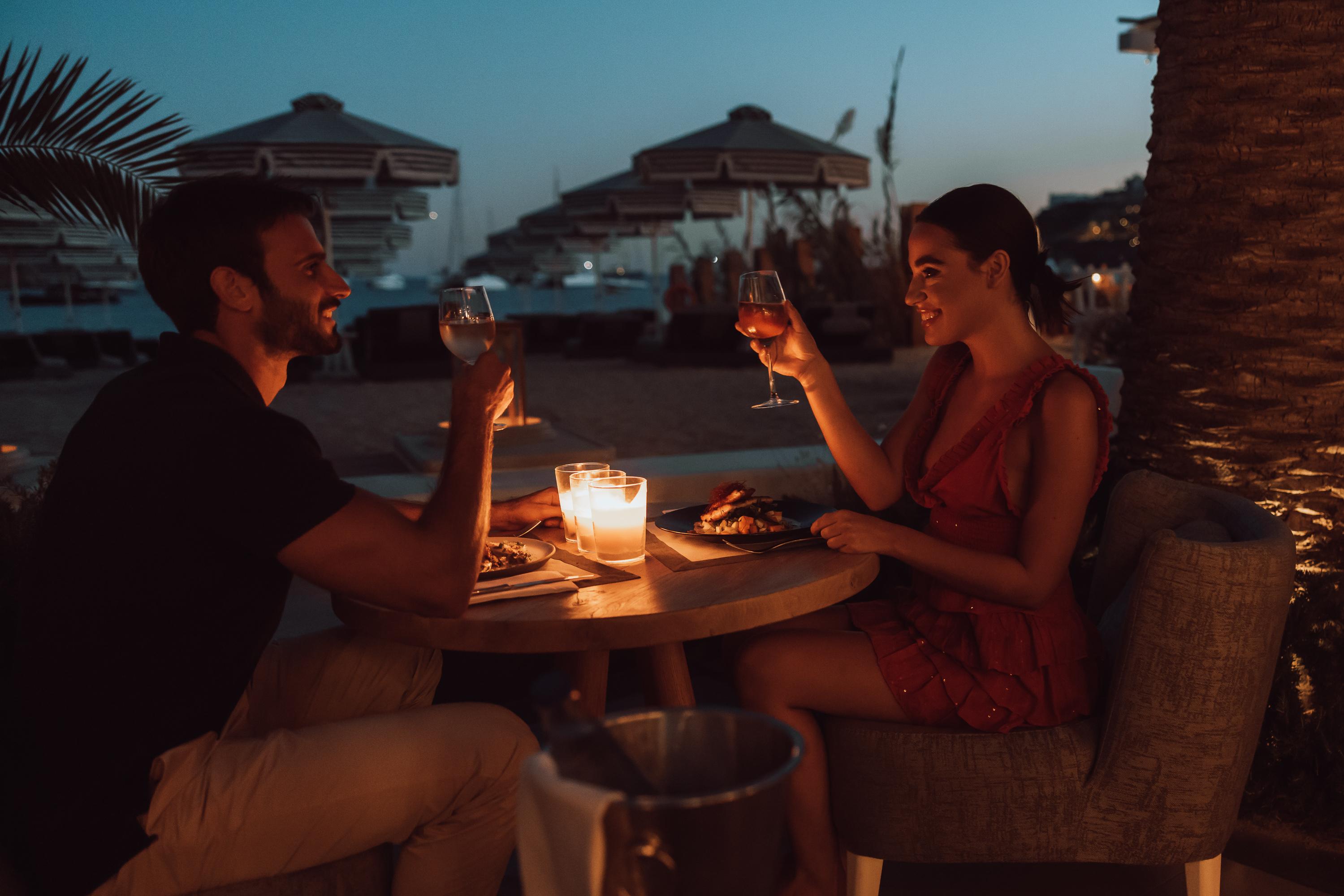 فندق ميكونوس آموس - فنادق صمول لكجوري أوف ذا وورلد أورنوس المظهر الخارجي الصورة A couple dining at a restaurant