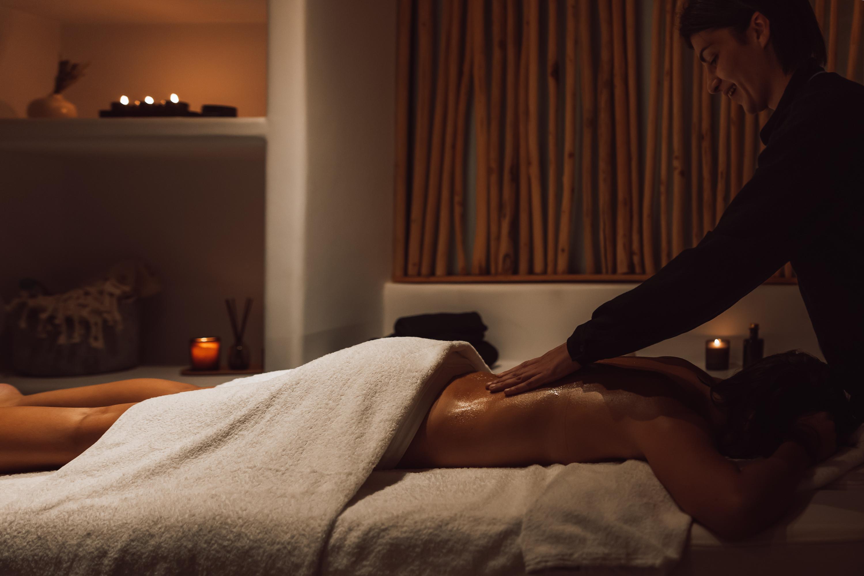 فندق ميكونوس آموس - فنادق صمول لكجوري أوف ذا وورلد أورنوس المظهر الخارجي الصورة A massage therapist performing a massage