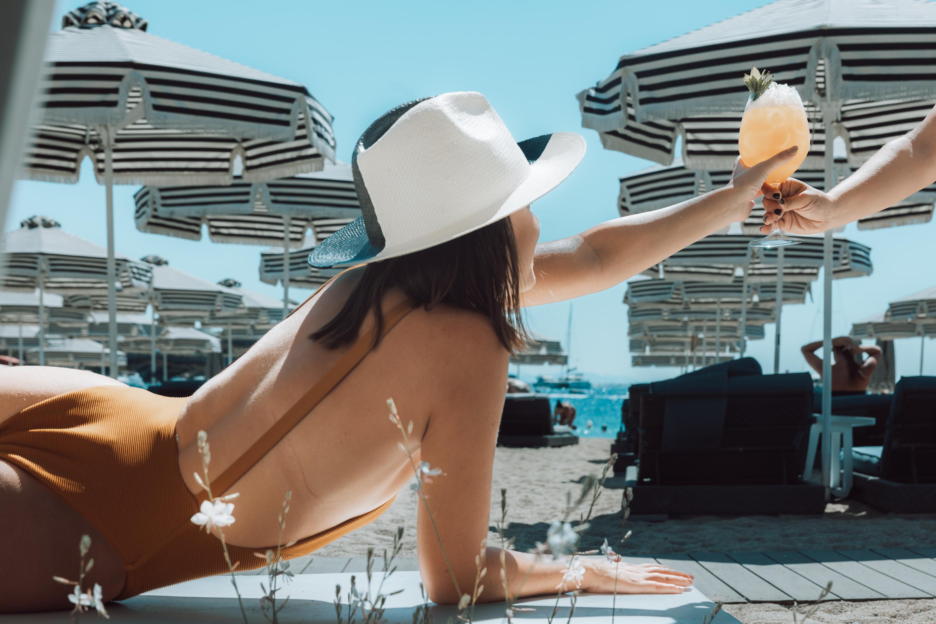 فندق ميكونوس آموس - فنادق صمول لكجوري أوف ذا وورلد أورنوس المظهر الخارجي الصورة A woman sunbathing